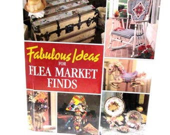 以下が含まれることがあります： 「Fabulous Ideas for Flea Market Finds」というタイトルの本の表紙。表紙には、木製のトランク、ロッキングチェア、カルーセル馬、ランプ、ティーカップなど、さまざまなヴィンテージアイテムの画像が掲載されています。