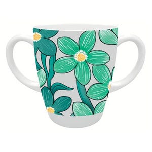 Pode incluir: Caneca de cerâmica branca com duas alças, decorada com um padrão floral de flores verde-azuladas e verdes com centros amarelos sobre um fundo cinza. A caneca tem uma base arredondada e um acabamento liso e brilhante.