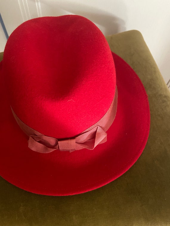 Womens Vintage red felt hat Gem