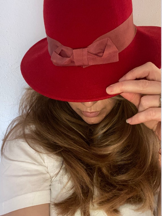 Womens Vintage red felt hat Gem