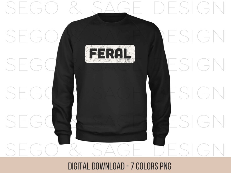 以下が含まれることがあります： 前面に「FERAL」という文字がくたびれたフォントで書かれた白い長方形が付いた黒いスウェットシャツです。
