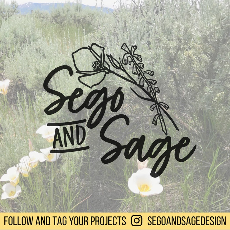 K&ouml;nnte beinhalten: Schwarz-wei&szlig;-Illustration einer Blume mit dem Text "Sego and Sage" in einer stilisierten Schriftart. Das Bild ist vor einem verschwommenen Hintergrund aus gr&uuml;nem Gras und wei&szlig;en Blumen platziert.