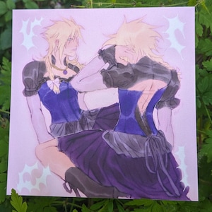 Può includere: Illustrazione di due figure in un abbraccio romantico, vestite con abiti blu scuro e viola con accenti neri. L'opera d'arte presenta una tavolozza di colori tenui con riflessi rosa chiaro e bianchi, creando un'estetica sognante.