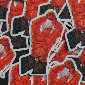 Könnte beinhalten: Ein Stickerbogen mit mehreren Aufklebern. Jeder Aufkleber zeigt eine muskulöse Figur mit roter Haut, weißen Haaren und schwarzen Shorts, die mit Seilen gefesselt ist. Die Aufkleber haben einen weißen Rand und sind auf einer strukturierten Oberfläche verstreut.