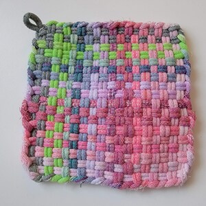 Ny handgjord grön limerosa violett grytlapp värmeplatta 13 x 13 cm OOAK Cottage Folk-underlägg