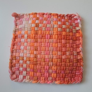 Ny handgjord röd/rosa/orange/krämfärgad grytlapp grytunderlägg 13 x 13 cm OOAK Cottage Folk-underlägg