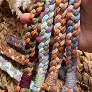 Pulsera trenzada de macramé, correa de muñeca con llavero de macramé