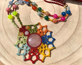 Collier en micro macramé mandala aux multiples couleurs style hippie bohème avec une pierre gemme en quartz rose et des perles naturelles