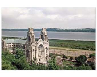 Impresión fotográfica de la década de 1950, Quebec, Basílica de Santa Ana de Beaupré, río San Lorenzo, arte mural, decoración de patrimonio canadiense, póster vintage de los años cincuenta.