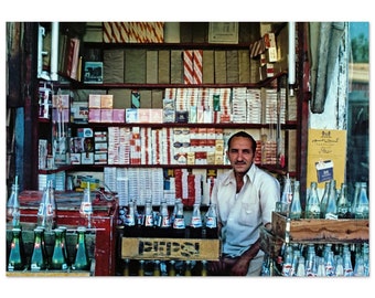 Impresión fotográfica de Pakistán, década de 1980. Comerciante con cigarrillos y cola, Karachi. Póster vintage para pared, decoración étnica para el hogar y la oficina. Regalo patrimonial.