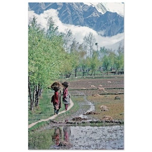 Fotodruck 1970er Jahre Kaschmir Zwei Frauen tragen Körbe, ländliches Kaschmir, Indien, Vintage-Wandkunstdruck-Poster Himalaya-szenisches Home-Office-Dekor