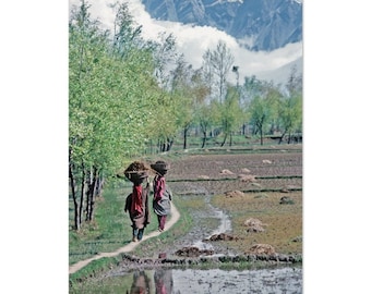 Impression photo Cachemire des années 1970, deux femmes portant des paniers, Cachemire rural, Inde, impression d'art mural vintage affiche panoramique himalayenne, décoration de bureau à domicile