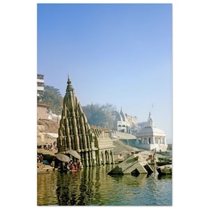 Impresión fotográfica de la India de los años 70, templo de Shiva inclinado de Ratneshwar Mahadev, río Ganges, Varanasi, Benarés, póster de arte mural vintage, herencia hindú