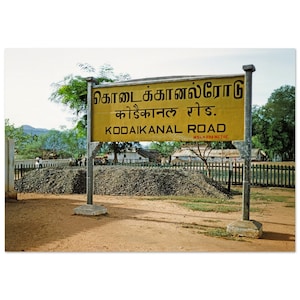 Stampa fotografica anni '60 India Kodaikanal Road Railway Sign, Tamil, Hindi, Inglese, Trilingue, Tamil Nadu, Regalo storico per la decorazione della parete vintage