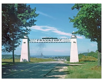 Fotografía impresa de la década de 1950: Entrada con arco de Frankfort, Michigan, Ann Arbor, Crystal Lake Resorts, decoración de pared del lago Michigan, póster con temática de los años cincuenta.