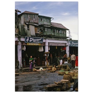 Wydruk fotograficzny 1960 Indie Darjeeling Dhariwal Sklep z wełną Vintage Wall Home Decor Sztuka Ulica Podróże Zachodni Bengal Lata sześćdziesiąte Indyjskie Dziedzictwo Pomysł na prezent