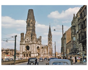 Odbitka fotograficzna z lat 50. XX wieku w Berlinie, Kościół Pamięci Cesarza Wilhelma, Kurfürstendamm, Charlottenburg, Niemcy. Plakat ścienny w stylu vintage. Wystrój wnętrz z lat 50.