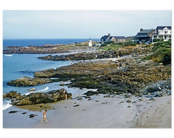 Fotoafdruk jaren 1950 Maine Ogunquit Marginal Way Cliff Walk, vuurtoren, strand jaren vijftig met huizen, vintage muurkunst decor poster cadeau VS
