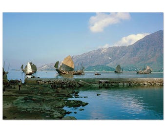 Photo Print 1960s Hong Kong, Traditional Chinese Junks Sailing in Aberdeen Harbour, Vintage Hong Kong Fishing Village Poster