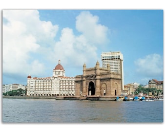 Fotoprint jaren 1970 Bombay Taj Palace Hotel en The Gateway of India, Mumbai, India, vintage muurkunst Home decor poster Indiaas stadsgezicht cadeau