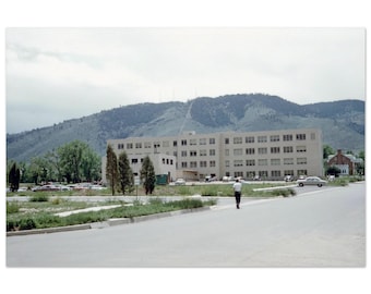 Fotografía impresa de la década de 1950 de la Escuela de Minas de Colorado, arquitectura del campus Golden, Montañas Rocosas, decoración de pared vintage, póster universitario de los años cincuenta
