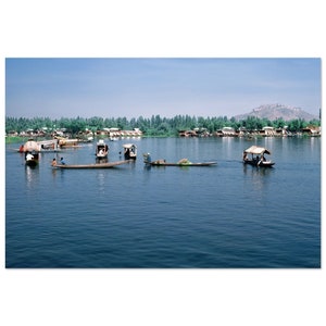 Impresión fotográfica de la década de 1970, India, Cachemira, lago Dal, fuerte Hari Parbat, barcos Shikara, Srinagar, cartel de arte de pared vintage, decoración del hogar, idea de regalo patrimonial