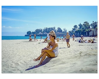 Fotografía impresa de la década de 1950 en Cowell Beach, Santa Cruz, California. Casas en acantilados costeros. Escena veraniega vintage de los años cincuenta en la bahía de Monterey. Póster para pared.