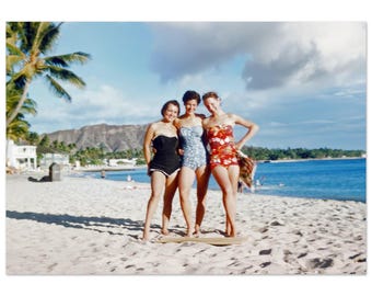 Waikiki Poster Print 1940s, Ladies on a Beach Vacation, Background Soft Focus, Waikiki Wall Art Decor, Waikiki Photo, Waikiki Vintage Print