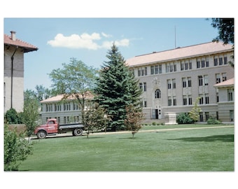 Fotografía impresa de la década de 1950 del campus de la Escuela de Minas de Colorado en Golden, Colorado, Berthoud Hall, ideal para decorar la pared del hogar o la oficina. Póster de estilo vintage de los años cincuenta.