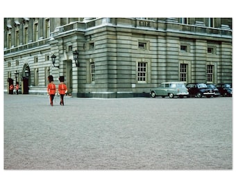 Fotografía impresa de los años 60 del Palacio de Buckingham, Inglaterra, Casacas Rojas con gorros de piel de oso, coches antiguos, póster decorativo retro de los años sesenta con herencia británica.