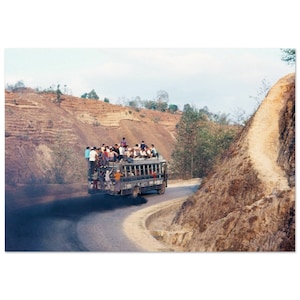 Impresión fotográfica de la década de 1970 Nepal autobús sobrecargado con un motor defectuoso subiendo una montaña, decoración de carteles de arte de pared vintage, escena automotriz extraña