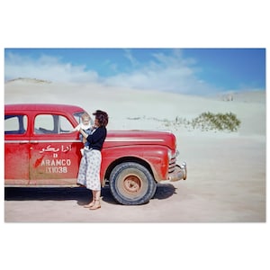 1950年代のサウジアラビア、砂漠で赤いアラムコ車に乗る女性と子供の写真プリント、ヴィンテージウォールアートポスター、ユニークなギフト、石油産業の歴史