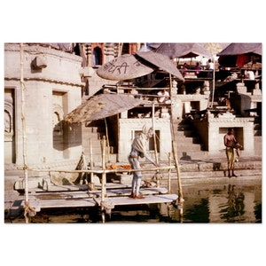 Impresión fotográfica de la década de 1970 en Varanasi, India, hombre santo en el Ganges, póster de arte de pared vintage, decoración de la oficina del hogar, viajes de Benarés en los años setenta, Uttar Pradesh