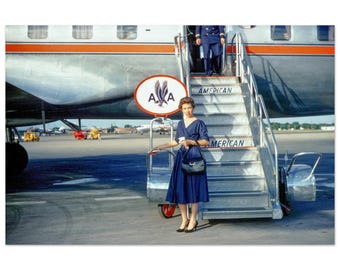 Fotografía impresa de los años 50: Mujer elegantemente vestida abordando un avión Douglas D7C N350AA de American Airlines. Decoración de pared. Póster vintage de aviación de los años cincuenta.