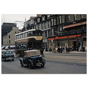 Fotodruck 1950er Jahre Ansicht der Princes Street mit Tram und Ampel, Edinburgh Scotland UK, Vintage Fifties Street Wall Art Poster Heritage Geschenk