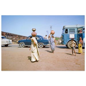 Fototryck 1960-talets norra Indien, vägen till Agra, ambassadörsbilar, kvinnor som bär lervattenkrukor, kollektivtrafikbuss, dekoraffisch från 60-talet