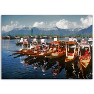 Vintage 1970 Cachemira, barcos en un lago con montañas en la distancia pared arte impresión foto cartel Himalaya escena viaje norte India Shikara