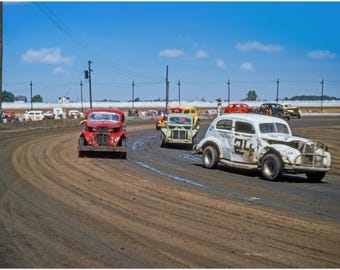 Impresión fotográfica de un cupé de carreras de autos de serie en pista de tierra de 1950, arte mural del Medio Oeste americano, póster de decoración de patrimonio automotriz y de deportes de motor.