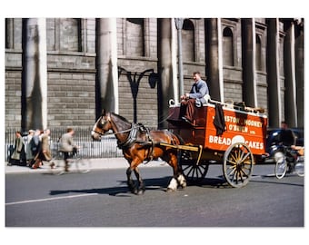 Fotografía impresa de los años 50 en Dublín, Irlanda, con Johnston Mooney & O'Brien vendiendo pan y pasteles en un carro tirado por caballos. Póster de decoración vintage de los años cincuenta con motivos de la herencia irlandesa.