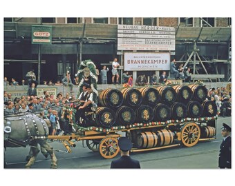 Photo Print 1950s Munich Oktoberfest Parade, Horse Drawn Beer Barrel Wagon, Herder Haus Construction, Bavaria Germany Street Scene Poster