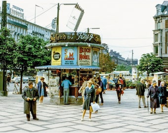 Impresión fotográfica de la década de 1970 Copenhague, Vesterbrogade Vester Voldgade, quiosco vintage, tienda YumYum, anuncios daneses, arte de pared Póster de decoración vintage de los años setenta