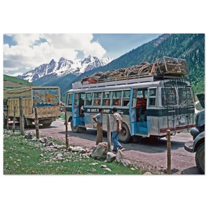 写真プリント 1970 年代 カシミール インド、公共交通機関 道端の停留所 雪を頂いた山、ビンテージ ポスター ウォール アート 70 年代 ホーム デコレーション ギフト アイデア