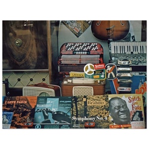 Impression photo des années 1950 Oslo Music Shop LP Records, Instruments de musique, Satch joue Fats, Brahms, Tandberg, Mozart, affiche d'art de décoration murale vintage