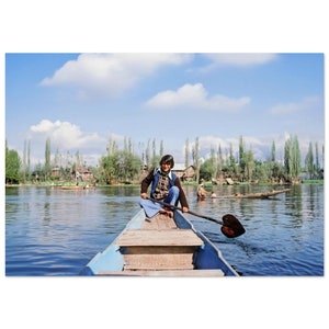 Photo Print 1970s Kashmir India, Shikara Boatman on Dal Lake, Srinagar, Vintage Poster Wall Art Home Office Decor Travel Heritage Gift Idea
