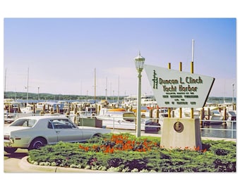 Fotografía impresa de la década de 1970 de Traverse City, Michigan, Puerto deportivo Duncan L. Clinch, póster decorativo vintage de los años setenta para la oficina o el hogar.