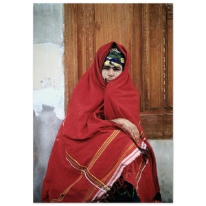 Impresión fotográfica de los años 70, retrato de una mujer bereber con un chal rojo, Marruecos, África del Norte, póster de arte de pared vintage, decoración para el hogar y la oficina, regalo único