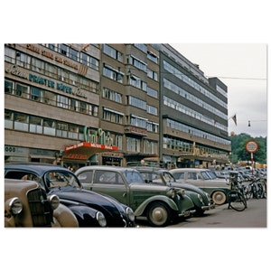 1950年代のオスロ、ノルウェーの建物と駐車中の車、シャ・ノワールの会場の写真プリント、ヴィンテージの壁アート、ホームオフィスの装飾ポスター、ヘリテージギフト