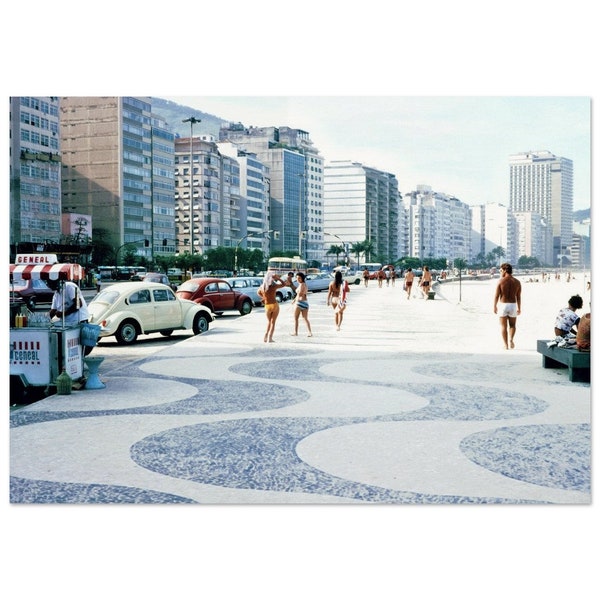 Jaren 1970 Copacabana Beach met auto's en een ijsverkoper, Rio De Janeiro, Brazilië, Vintage Wall Art Print Poster Home Decor Uniek cadeau-idee