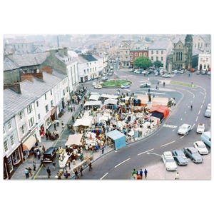 Impressão fotográfica década de 1970 Castle Square Caernarfon, Gwynedd, País de Gales, Grã-Bretanha, arte de parede, decoração para escritório, herança, pôster do Reino Unido dos anos setenta, presente