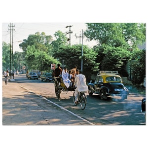 写真プリント 1980 年代 パキスタン ラワルピンディ ストリート シーン、タクシー、ポニーカート、サイクリスト、ヴィンテージ ウォール ホーム オフィス デコレーション アート ポスター ヘリテージ ギフト
